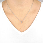 Ženski obesek MILY, okrogel, za verižico. Zlatarna BB - Branimir Boršič. Slovensko poreklo. Na voljo: rumeno, belo in rdeče zlato.