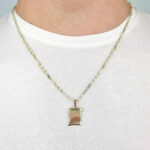 Moški obesek PAPIRUS MAXI 1, za verižico. Zlatarna BB - Branimir Boršič. Slovensko poreklo. Na voljo: rumeno, belo in rdeče zlato