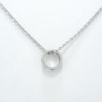 Ženski obesek MILY, okrogel, za verižico. Zlatarna BB - Branimir Boršič. Slovensko poreklo. Na voljo: rumeno, belo in rdeče zlato.