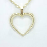 Ženski obesek SARY, za verižico. Zlatarna BB - Branimir Boršič. Slovensko poreklo. Na voljo: rumeno, belo in rdeče zlato.