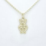 Ženski obesek MEDDY, za verižico. Zlatarna BB - Branimir Boršič. Slovensko poreklo. Na voljo: rumeno, belo in rdeče zlato.