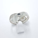 Ženski prstan BLAIR, zlati prstani, zaročni prstani, poročni prstani. Zlatarna BB - Branimir Boršič. Slovensko poreklo. Belo, rumeno zlato.