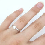 Ženski prstan NIKITA, zlati prstani, zaročni prstani, poročni prstani. Zlatarna BB - Branimir Boršič. Slovensko poreklo. Belo, rumeno zlato.