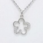 Ženski obesek OBESEK 18, za verižico. Zlatarna BB - Branimir Boršič. Slovensko poreklo. Na voljo: rumeno in belo zlato.